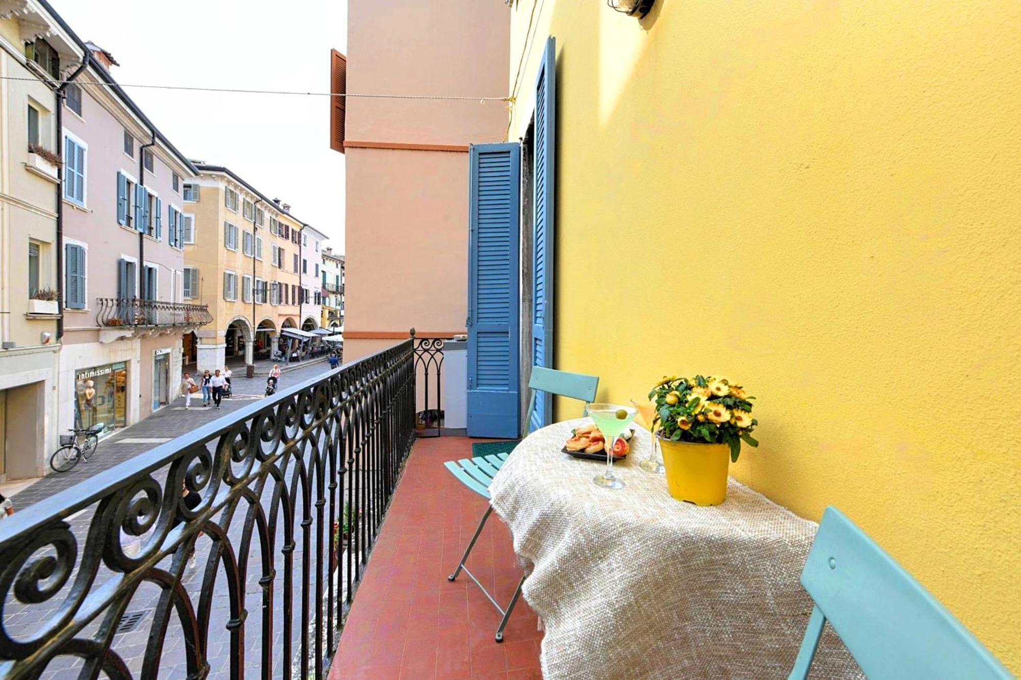 Desenzanoloft Official Partner Marriott Homes & Villas - Le Petit Bijou - Restyling 2025 - Downtown Desenzano del Garda Exterior photo